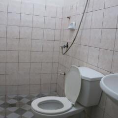 Отель Pere Aristo Guesthouse Филиппины, Мандауэ - отзывы, цены и фото номеров - забронировать отель Pere Aristo Guesthouse онлайн ванная фото 2