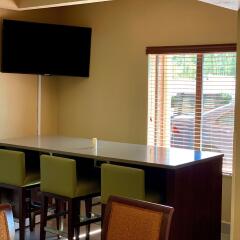 Отель Country Inn & Suites by Radisson, Midway, FL в номере