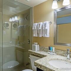 Отель Crowne Plaza Toronto Airport Канада, Торонто - отзывы, цены и фото номеров - забронировать отель Crowne Plaza Toronto Airport онлайн ванная фото 2