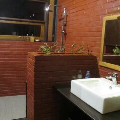 Отель A Little Eco Lodge Мьянма, Хехо - отзывы, цены и фото номеров - забронировать отель A Little Eco Lodge онлайн ванная