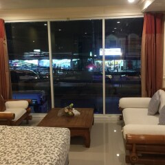 Отель Phuket Airport Suites & Lounge Bar - Club 96 Таиланд, Пхукет - отзывы, цены и фото номеров - забронировать отель Phuket Airport Suites & Lounge Bar - Club 96 онлайн гостиничный бар