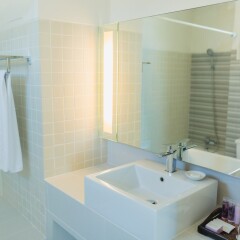Отель Waterfront Suites Phuket by Centara ванная фото 2