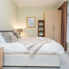 Отель Stylish 3 Bed 3 bath in Kens High St Лондон комната для гостей