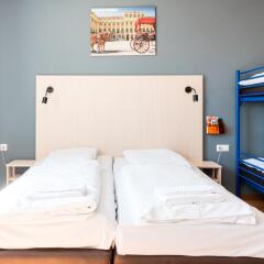 Отель A&O Wien Hauptbahnhof 2* Стандартный номер с различными типами кроватей фото 2