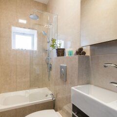 Sweet Inn Apartments - Abarbanel Street Израиль, Иерусалим - отзывы, цены и фото номеров - забронировать отель Sweet Inn Apartments - Abarbanel Street онлайн ванная фото 2