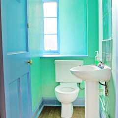 Отель Cowgate Tourist Hostel Великобритания, Эдинбург - отзывы, цены и фото номеров - забронировать отель Cowgate Tourist Hostel онлайн ванная фото 2