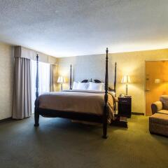 Отель Clarion Inn and Summit Center комната для гостей