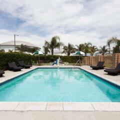 Отель Days Inn And Suites South Gate Южные ворота бассейн