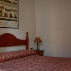 Отель OYO Hostal Austria удобства в номере
