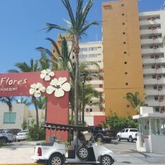 Отель Las Flores Beach Resort парковка