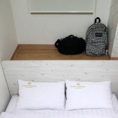 Отель K-POP GUESTHOUSE Seoul Station сейф в номере