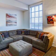 Отель LOFTS at First National комната для гостей фото 3