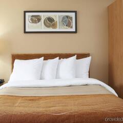 Отель Comfort Inn Kirkland Lake сейф в номере