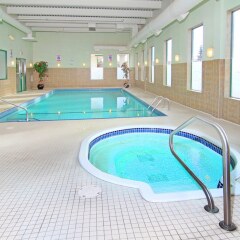 Отель Ramada Plaza & Conf Center by Wyndham Calgary Airport Канада, Калгари - отзывы, цены и фото номеров - забронировать отель Ramada Plaza & Conf Center by Wyndham Calgary Airport онлайн бассейн фото 2