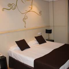Отель Suites Feria de Madrid комната для гостей