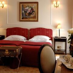 Hotel du Rond-Point des Champs Elysees в номере