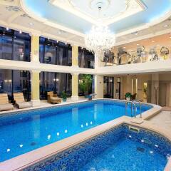 Queen's Court Hotel &Residence бассейн