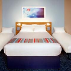Travelodge London Central City Road Hotel Стандартный семейный номер с двуспальной кроватью