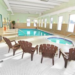 Отель Riviera Plaza and Conference Centre Calgary Airport Канада, Калгари - отзывы, цены и фото номеров - забронировать отель Riviera Plaza and Conference Centre Calgary Airport онлайн бассейн