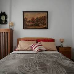 Отель Comfy & Tasteful Central Apt • 1' to Metro Station сейф в номере