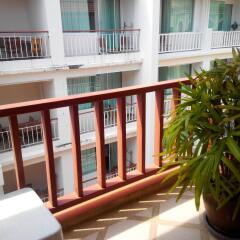 Orange Hotel балкон