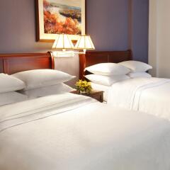 Отель Sheraton Columbus Suites Колумбус комната для гостей