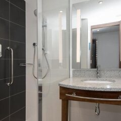 Отель Hampton by Hilton Poznan Old Town Польша, Познань - 2 отзыва об отеле, цены и фото номеров - забронировать отель Hampton by Hilton Poznan Old Town онлайн ванная фото 2