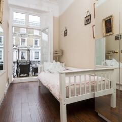 Отель Amazing Chelsea Flat With Stunning Balcony Великобритания, Лондон - отзывы, цены и фото номеров - забронировать отель Amazing Chelsea Flat With Stunning Balcony онлайн комната для гостей фото 2