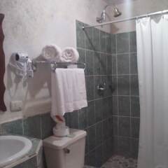 Hotel La Villa de los Dioses in Agua Escondida, Guatemala from 112$, photos, reviews - zenhotels.com bathroom photo 3