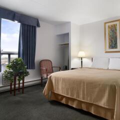 Отель Travelodge by Wyndham Calgary International Airport South Канада, Калгари - отзывы, цены и фото номеров - забронировать отель Travelodge by Wyndham Calgary International Airport South онлайн комната для гостей фото 2