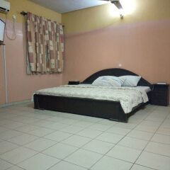 Hail Henrietta Hotel сейф в номере