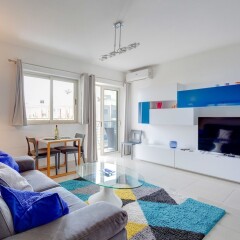 Апартаменты Centric and Spacious Apartment With Wifi and Balcony Гзира комната для гостей