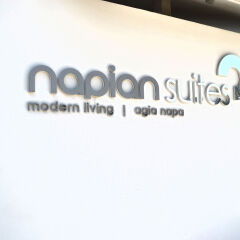 Отель Napian Suites спортивное сооружение