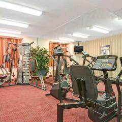 Отель Microtel Inn & Suites by Wyndham Raleigh фитнесс-зал фото 3