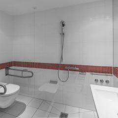 Отель Holiday Inn Munich - Leuchtenbergring Германия, Мюнхен - 3 отзыва об отеле, цены и фото номеров - забронировать отель Holiday Inn Munich - Leuchtenbergring онлайн ванная