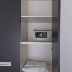 Отель Residencial Super Stop Palafrugell сейф в номере
