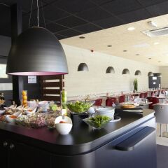 Отель Campanile Nice Airport Франция, Ницца - 3 отзыва об отеле, цены и фото номеров - забронировать отель Campanile Nice Airport онлайн гостиничный бар