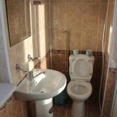 Отель Guesthouse Alakol Кыргызстан, Каракол - отзывы, цены и фото номеров - забронировать отель Guesthouse Alakol онлайн ванная фото 2