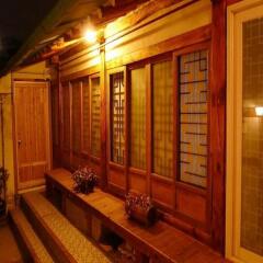 Отель HanOK Guest House 201 Южная Корея, Сеул - отзывы, цены и фото номеров - забронировать отель HanOK Guest House 201 онлайн балкон