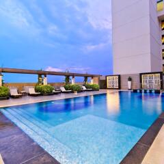 Отель The Lalit Jaipur бассейн