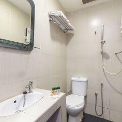 Отель OYO 280 Hotel Dragon Inn Малайзия, Куала-Лумпур - отзывы, цены и фото номеров - забронировать отель OYO 280 Hotel Dragon Inn онлайн ванная фото 2