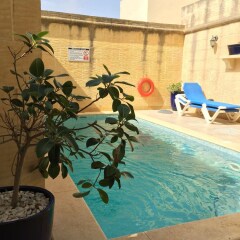 Отель Qronfla Farm Five Stars Holiday House Мальта, Зеббудж - отзывы, цены и фото номеров - забронировать отель Qronfla Farm Five Stars Holiday House онлайн бассейн