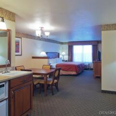 Отель Country Inn & Suites - Appleton North удобства в номере
