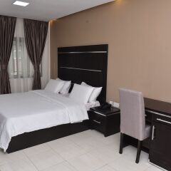 Отель Urban Metro Inn сейф в номере