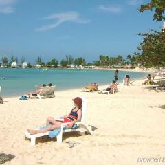 Отель Rooms on the Beach Ocho Rios пляж