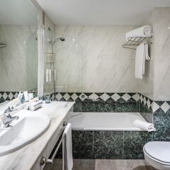 Отель TRYP Madrid Chamartin ванная фото 2