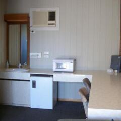 Отель Country Home Motor Inn сейф в номере