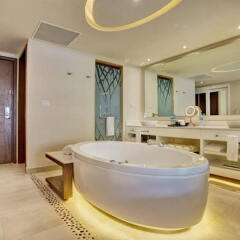 Отель Breezes Grand Resort and Spa ванная фото 2