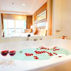 Отель Intimate Hotel Pattaya by Tim Boutique Таиланд, Паттайя - 2 отзыва об отеле, цены и фото номеров - забронировать отель Intimate Hotel Pattaya by Tim Boutique онлайн ванная фото 2