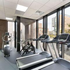 Отель Travelodge Hotel by Wyndham Montreal Centre Канада, Монреаль - отзывы, цены и фото номеров - забронировать отель Travelodge Hotel by Wyndham Montreal Centre онлайн фитнесс-зал фото 4